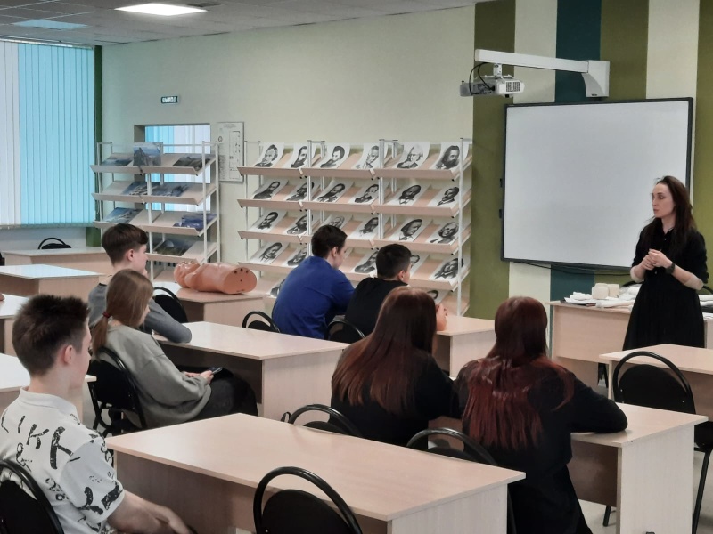 Школьники Красноярска учатся оказывать первую помощь при ранениях и травмах
