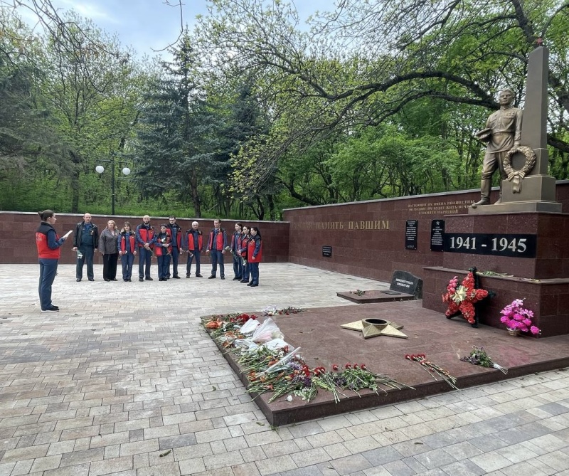 Специалисты Северо-Кавказского филиала провели торжественный митинг у мемориала в парке «Победы» поселка Иноземцево