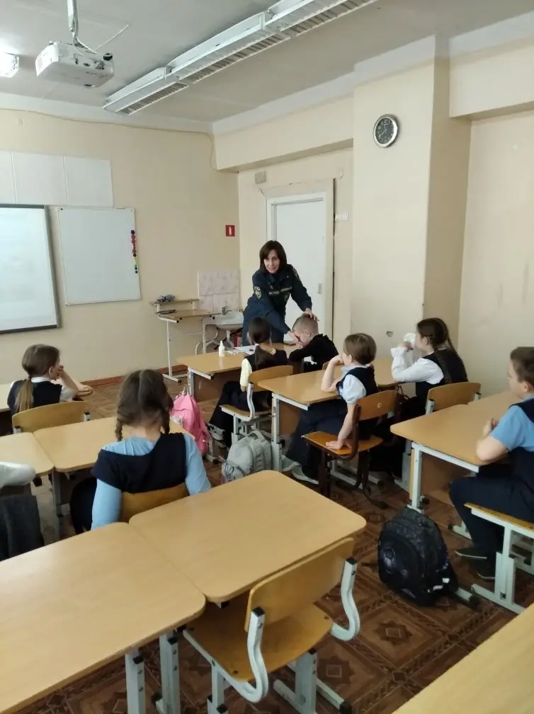 Специалист ГУ МЧС России по Кировской области провела занятие по первой помощи учеников для младших классов