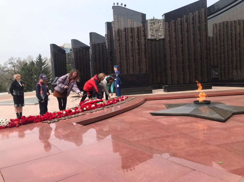 Дальневосточные психологи приняли участие в церемонии возложения цветов к мемориалу Вечного огня на площади Славы г. Хабаровска, к 76-й годовщине празднования Дня Победы