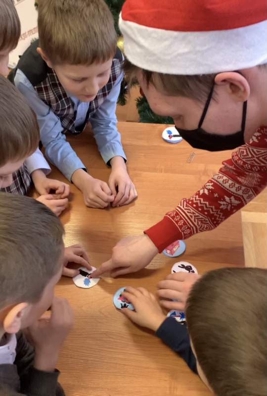 Психологи Северо-Западного филиала совместно с добровольцами провели для школьников занятия по правилам безопасного поведения зимой