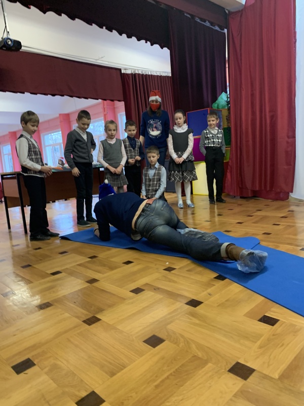 Психологи Северо-Западного филиала совместно с добровольцами провели для школьников занятия по правилам безопасного поведения зимой