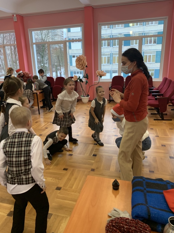 Психологи Северо-Западного филиала совместно с добровольцами провели для школьников занятия по правилам безопасного поведения зимой