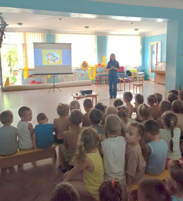 Психолог Крымского филиала напомнил дошкольникам правила поведения у воды