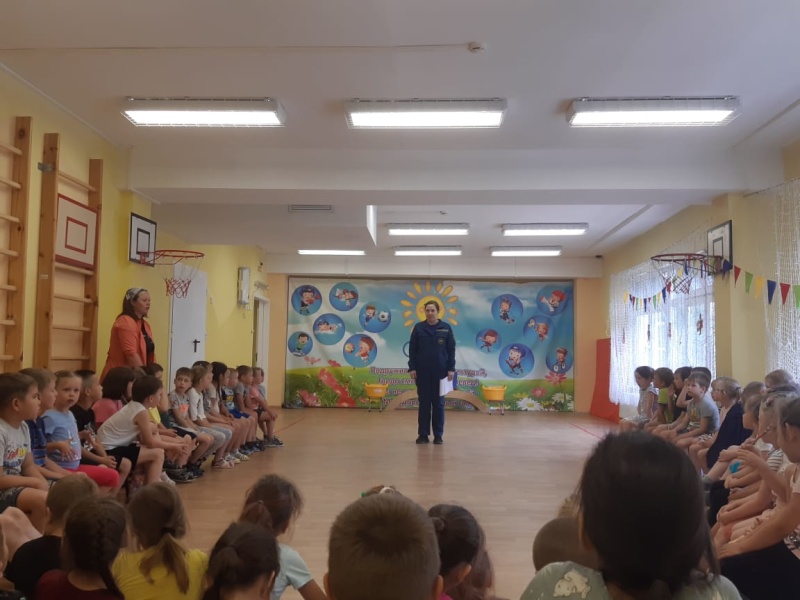 В Екатеринбурге воспитанники детского сада попробовали себя в роли пожарных