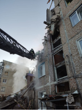 Спасатели МЧС России работают на месте обрушения в Тульской области