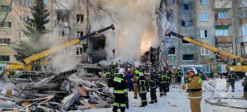 Аварийно-спасательные работы продолжаются на месте обрушения подъезда жилого пятиэтажного дома в Новосибирске