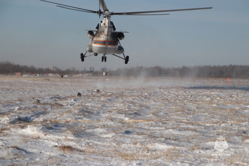 Учебно-тренировочные полеты по подготовке к весеннему паводкоопасному периоду провели авиаторы и спасатели МЧС России в Хабаровске