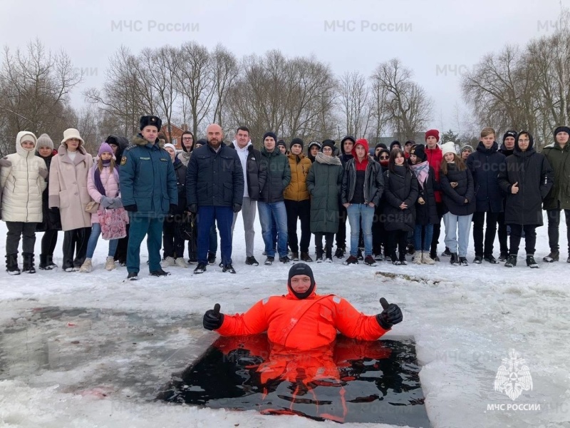 Сотрудники МЧС России напоминают гражданам соблюдать правила безопасности при нахождении на льду