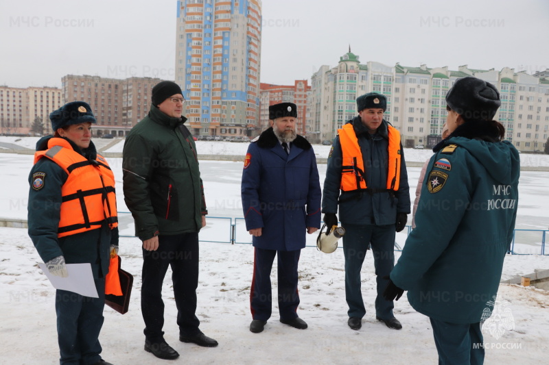 Сотрудники МЧС России напоминают гражданам соблюдать правила безопасности при нахождении на льду