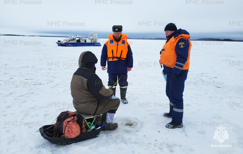 Сотрудники МЧС России напоминают гражданам соблюдать правила безопасности при нахождении на льду