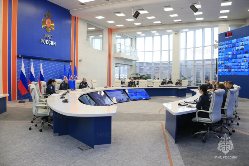 В МЧС России состоялось селекторное совещание, на котором обсудили оперативную обстановку за прошедшую неделю