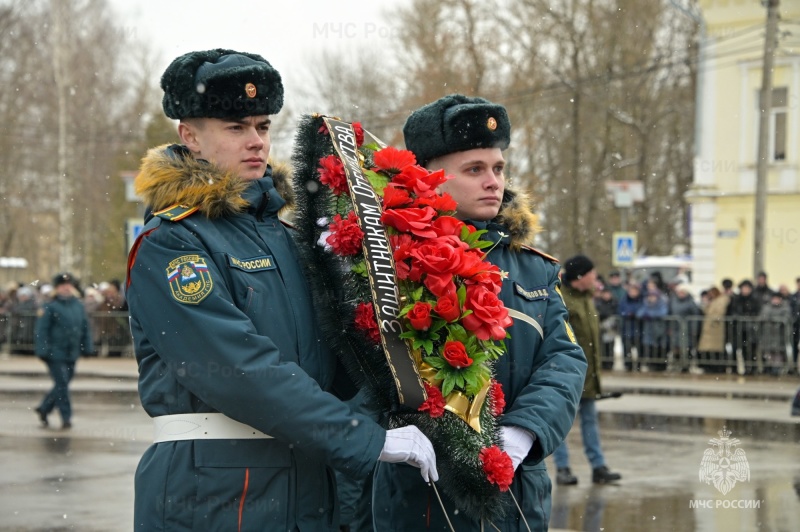 Сотрудники МЧС России приняли участие в параде, посвященном 80-летию освобождения Ржева