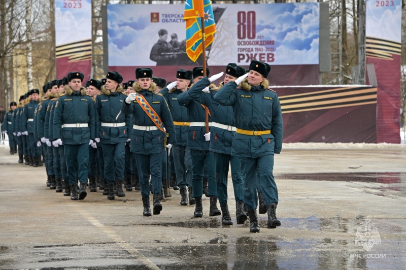 Сотрудники МЧС России приняли участие в параде, посвященном 80-летию освобождения Ржева