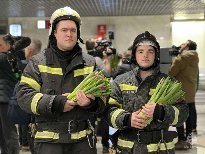 В преддверии Международного женского дня сотрудники МЧС России поздравили прекрасных дам