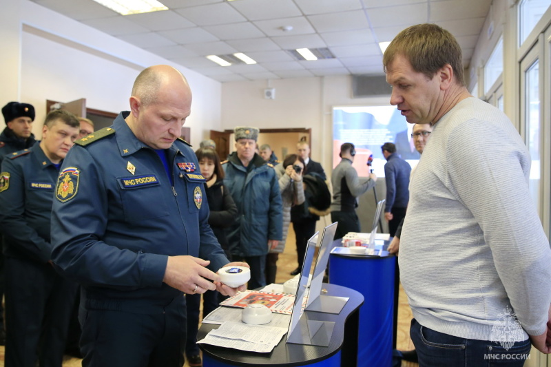 Александр Куренков оценил образцы пожарной продукции российских производителей