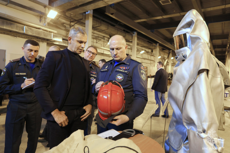 Александр Куренков оценил образцы пожарной продукции российских производителей
