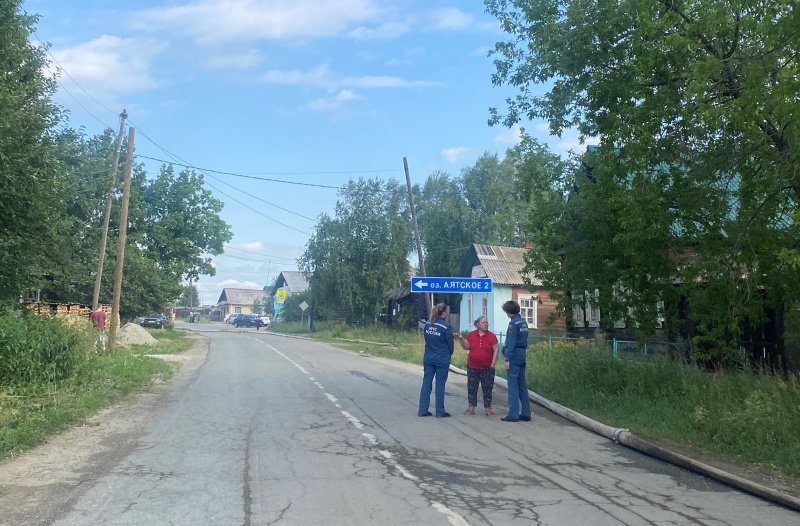 Психологи МЧС России оказали помощь пострадавшим при масштабном пожаре в селе Шайдуриха Свердловской области