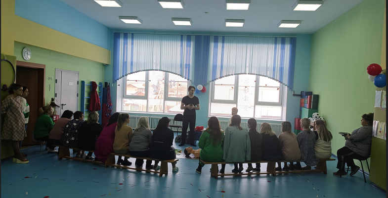 Психологи Сибирского филиала обучили первой помощи воспитателей детского сада в поселке Солонцы