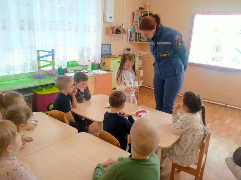 Психологи Крымского филиала провели для воспитанников детского сада занятие по безопасному поведению в быту