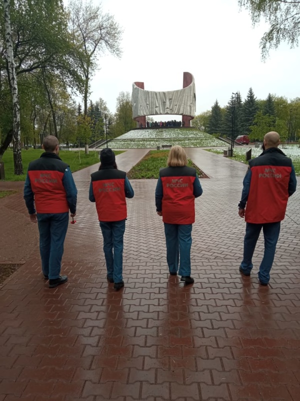 Специалисты Приволжского филиала Центра экстренной психологической помощи в честь Дня Победы возложили цветы  к мемориальному комплексу