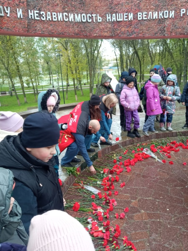 Специалисты Приволжского филиала Центра экстренной психологической помощи в честь Дня Победы возложили цветы  к мемориальному комплексу