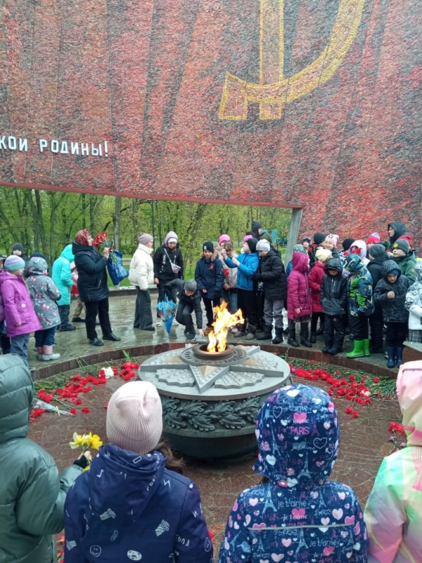 Специалисты Приволжского филиала Центра экстренной психологической помощи в честь Дня Победы возложили цветы  к мемориальному комплексу