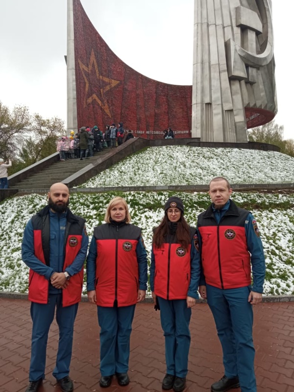 Специалисты Приволжского филиала Центра экстренной психологической помощи в честь Дня Победы возложили цветы  к мемориальному комплексу