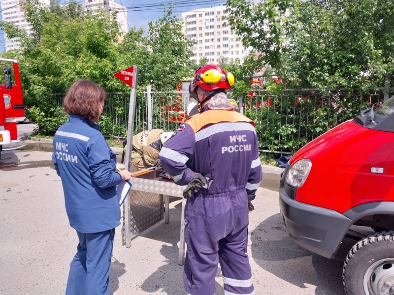 Уральские психологи оказали экстренную психологическую помощь эвакуированным при пожаре в многоэтажке