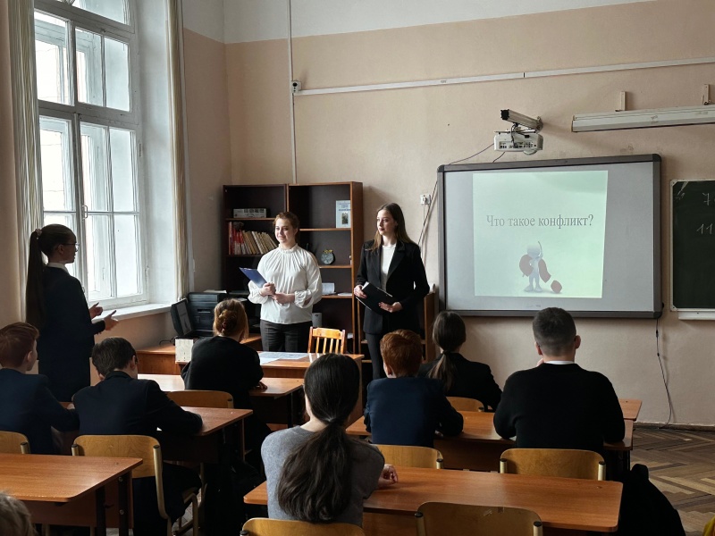 Психолог Северо-Западного филиала совместно с добровольцами провел занятия для школьников