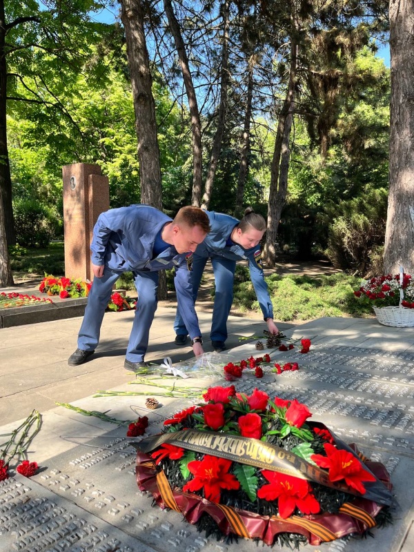 Психологи Южного филиала приняли участие в торжественной церемонии возложения цветов, посвященной 80-й годовщине победы в Великой Отечественной войне