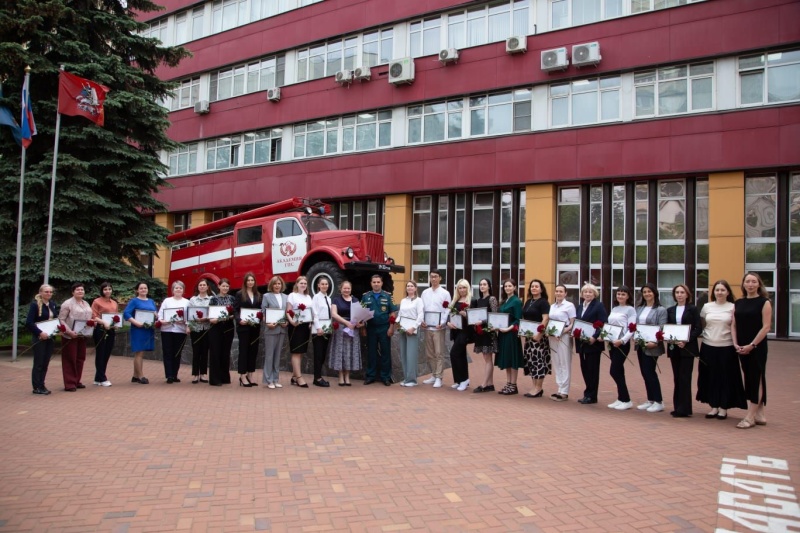 Юлия Шойгу вручила дипломы первым выпускникам программы профпереподготовки «Психология служебной деятельности»