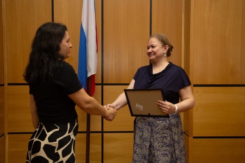 Юлия Шойгу вручила дипломы первым выпускникам программы профпереподготовки «Психология служебной деятельности»