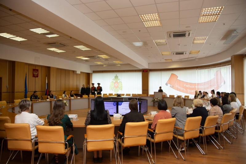 Юлия Шойгу вручила дипломы первым выпускникам программы профпереподготовки «Психология служебной деятельности»