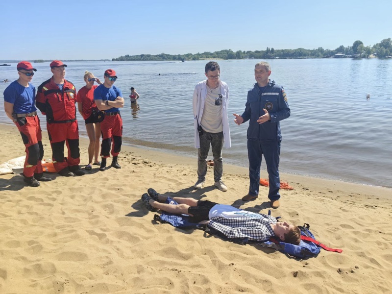 Саратовский психолог напомнил отдыхающим правила безопасности на городском пляже