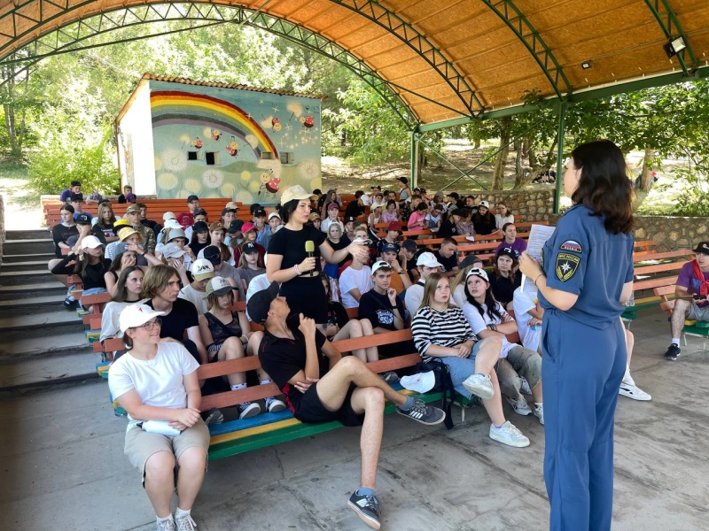 Как справляться с эмоциями: в лагерях  «Горный» и «Алькадар» прошла встреча с психологом МЧС