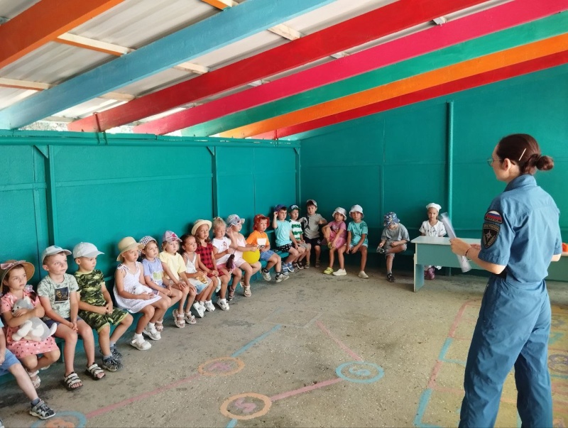 Психолог Крымского филиала МЧС провела занятие по безопасности на водных объектах для школьников в ГБДОУ «Детский сад № 131»