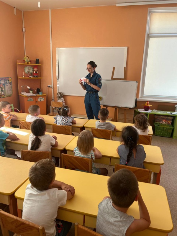 Психолог Крымского филиала МЧС провела занятие по безопасности на водных объектах для школьников в ГБДОУ «Детский сад № 131»