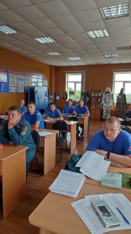 Психолог Сибирского филиала проводит психопрофилактическое занятие для сотрудников «СПСЧ ФПС по Красноярскому краю»