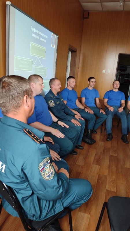 Психолог Сибирского филиала проводит психопрофилактическое занятие для сотрудников «СПСЧ ФПС по Красноярскому краю»