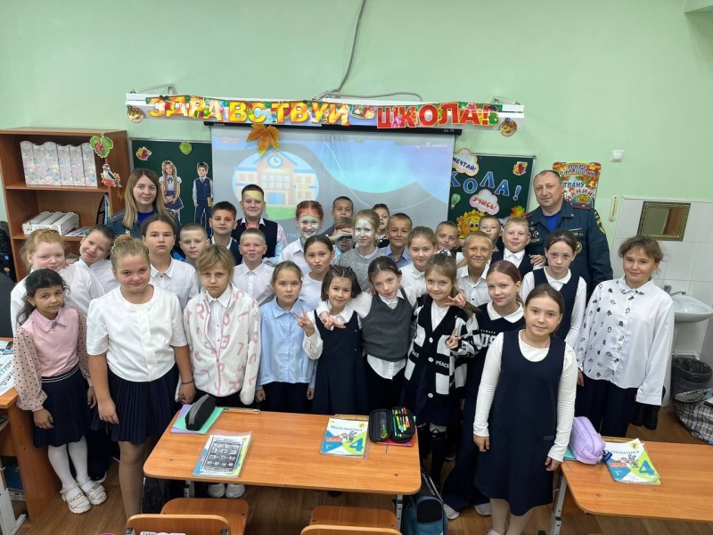 Пермские психологи МЧС в день знаний провели открытые уроки по культуре безопасного поведения со школьниками