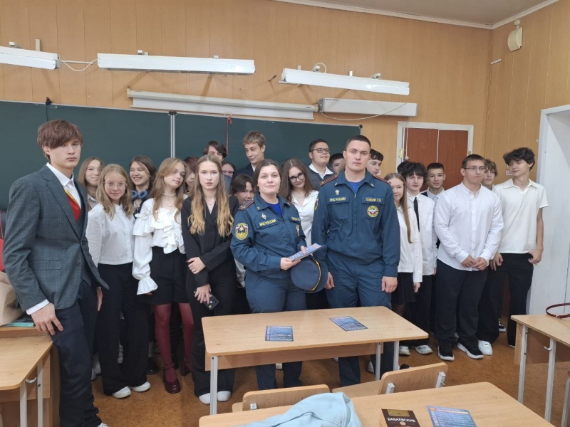 Пермские психологи МЧС в день знаний провели открытые уроки по культуре безопасного поведения со школьниками