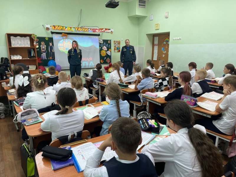 Пермские психологи МЧС в день знаний провели открытые уроки по культуре безопасного поведения со школьниками