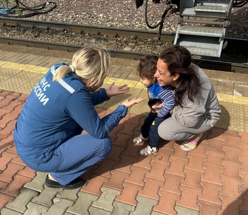 Психологи МЧС России встретили беженцев из Сирийской Арабской Республики в г. Красноярске