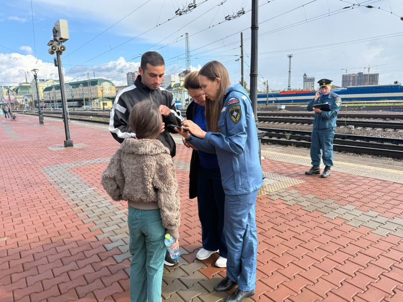 Психологи МЧС России встретили беженцев из Сирийской Арабской Республики в г. Красноярске