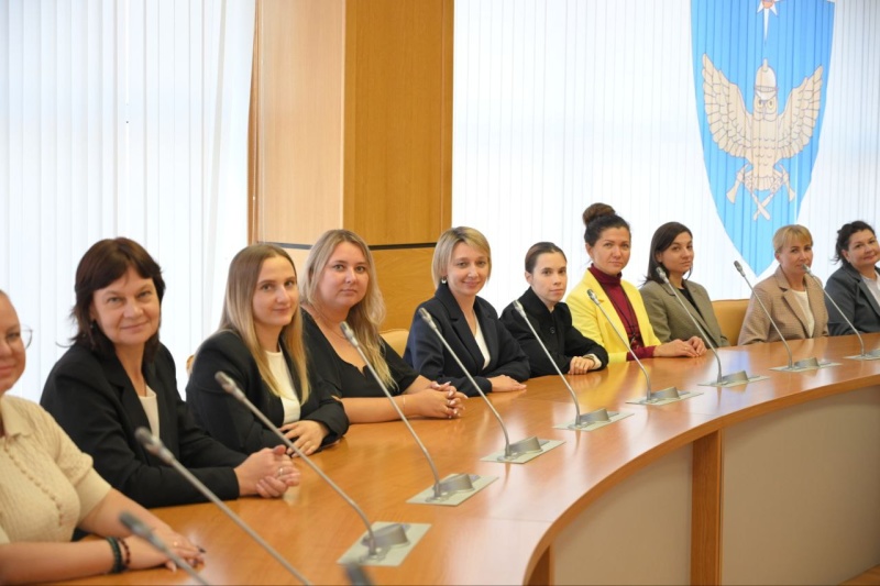 Юлия Шойгу вручила дипломы выпускникам программы профессиональной переподготовки для психологов