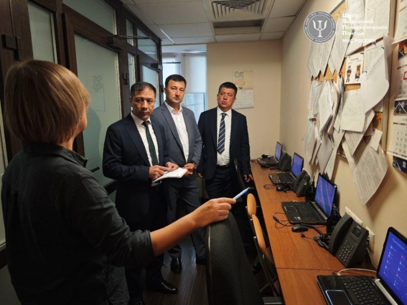 Центр экстренной психологической помощи МЧС России посетила делегация экспертов МЧС Республики Узбекистан