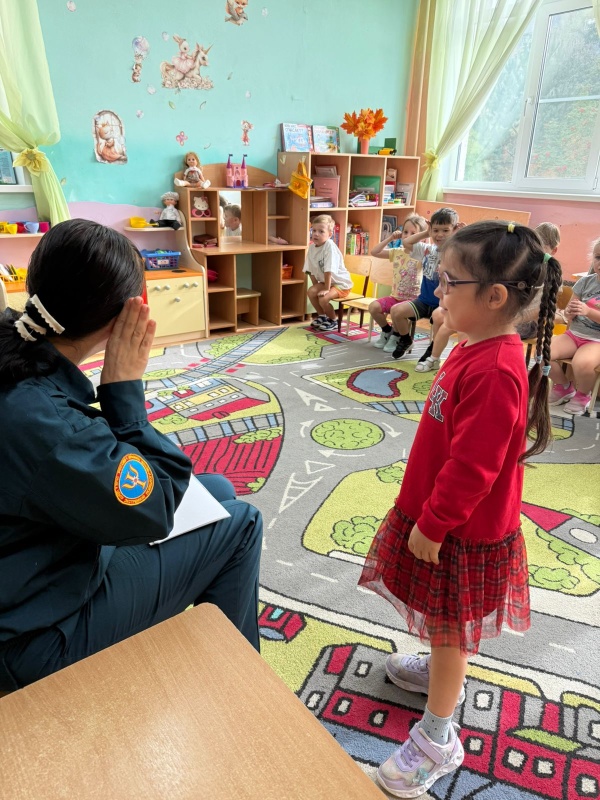 Специалисты Приволжского филиала повторили с дошкольниками правила обращения с огнем
