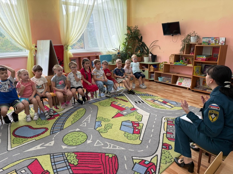 Специалисты Приволжского филиала повторили с дошкольниками правила обращения с огнем