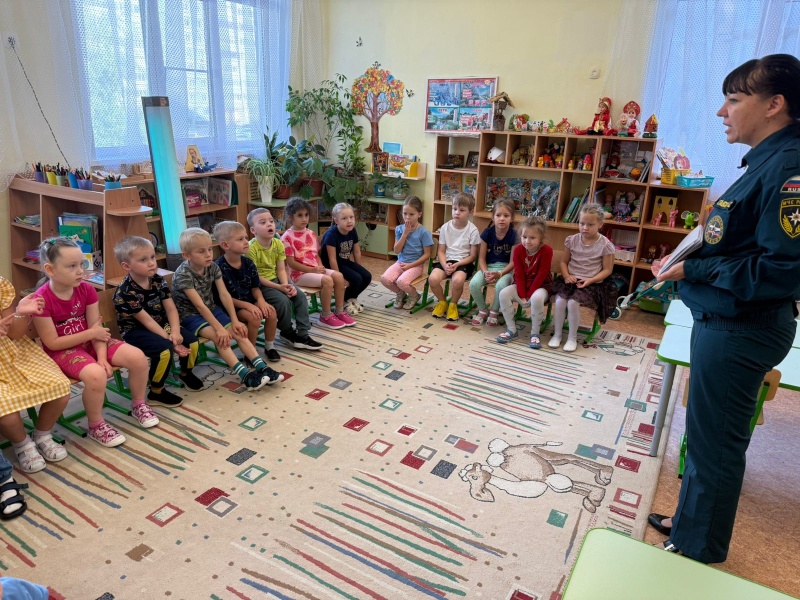 Специалисты Приволжского филиала повторили с дошкольниками правила обращения с огнем